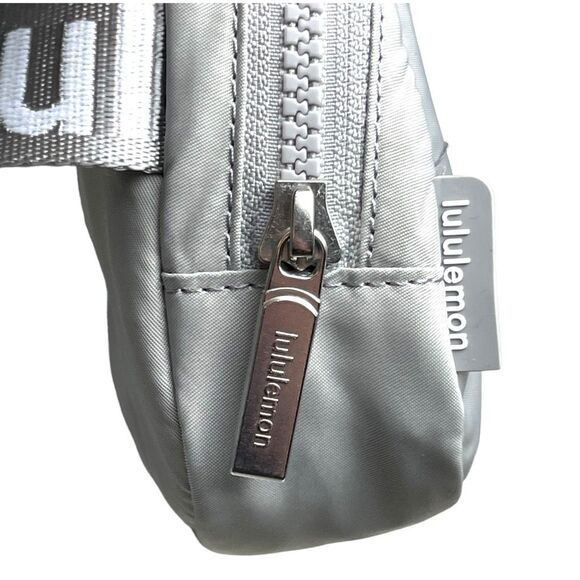 NEW! Hands-Free Lululemon 1L Belt Bag in Silver Drop & White (NWT) - Picture 7 of 16